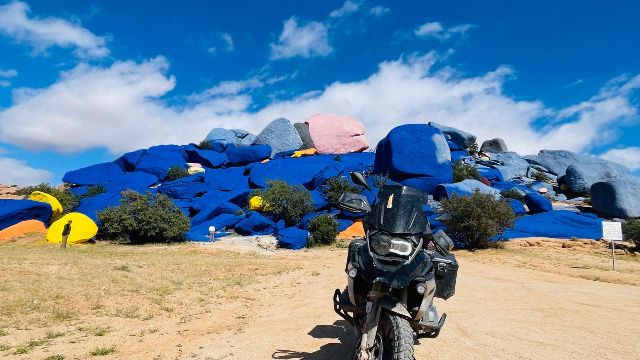 bemalte Felsen im Tal südlich von Tafraoute
