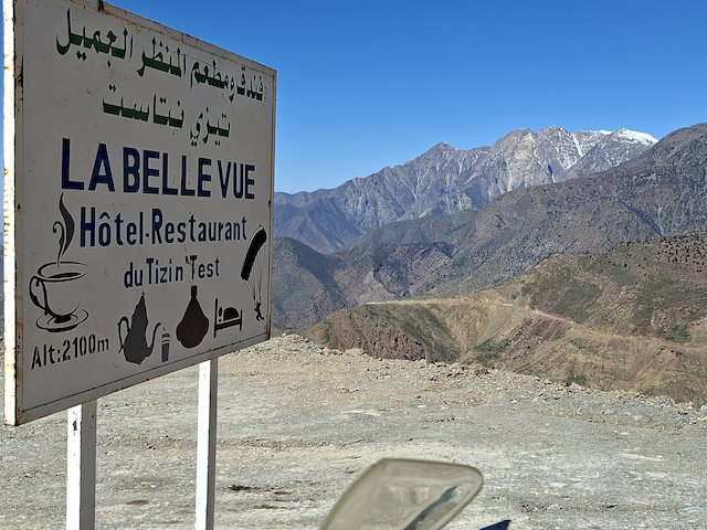 Gegen Mittag, fast schon erleichtert, erreichten wir das La Bellevue Hotel-Restaurant, nahe dem Gipfel.