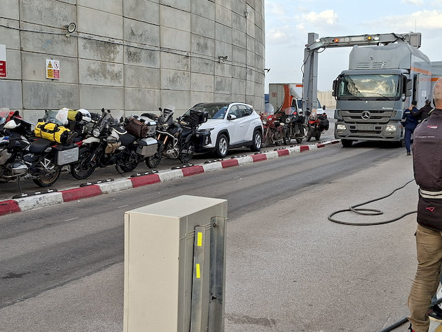 das fahrbare Röntgengerät im Hafen von TangerMed