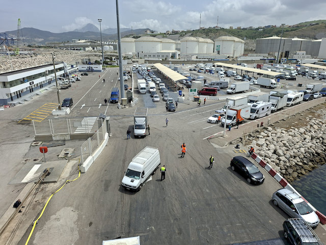 Das Beladen war noch lange nicht vorbei, als wir bereits oben an Bord standen.