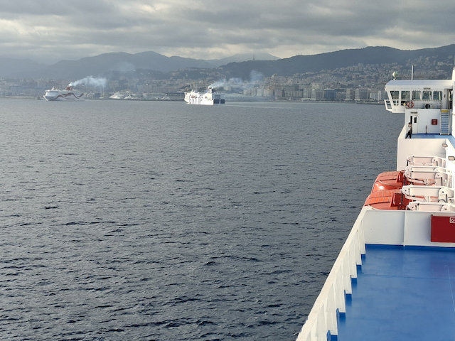 Statt am frühen Nachmittag liefen wir erst gegen 19 Uhr in Genua ein.