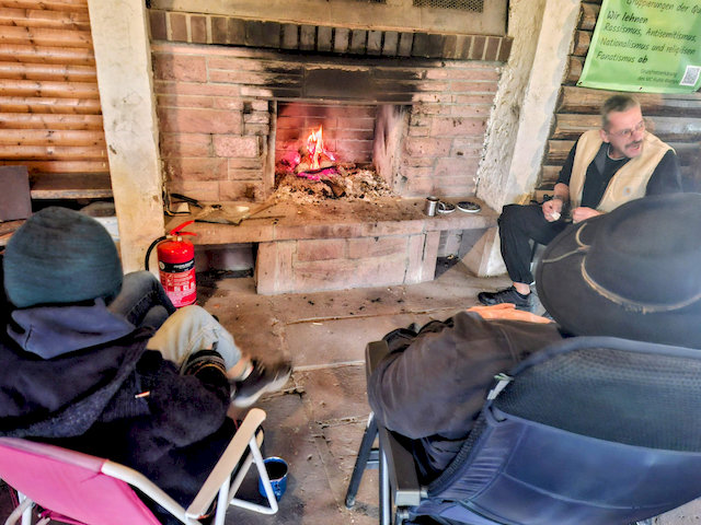 An einem Kamin konnte man sich auch aufwärmen.