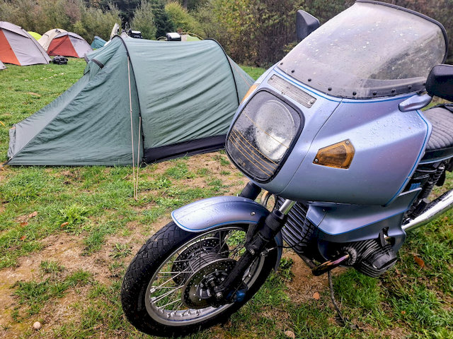 Michels BMW R100RS ist sogar noch einige Jahre älter.