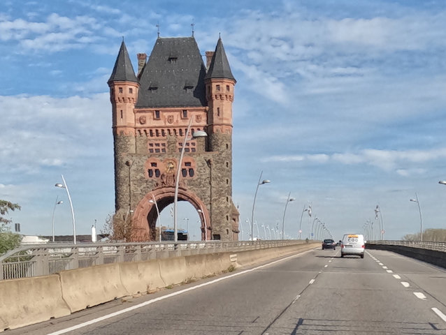 Nibelungenturm am westlichen Ende der Nibelungenbrücke