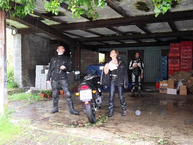 Unter einem Hallendach finden wir Schutz