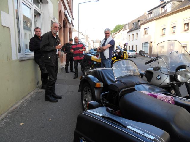 Wieder zur&uuml;ck vor Peters Hofeinfahrt