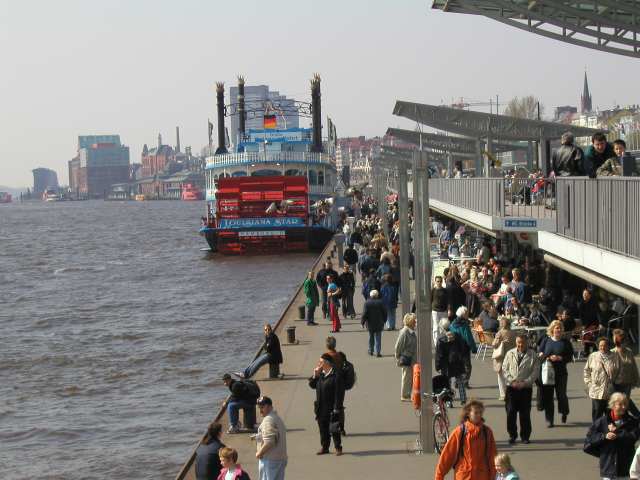an der Hamburger Hafenpromenade