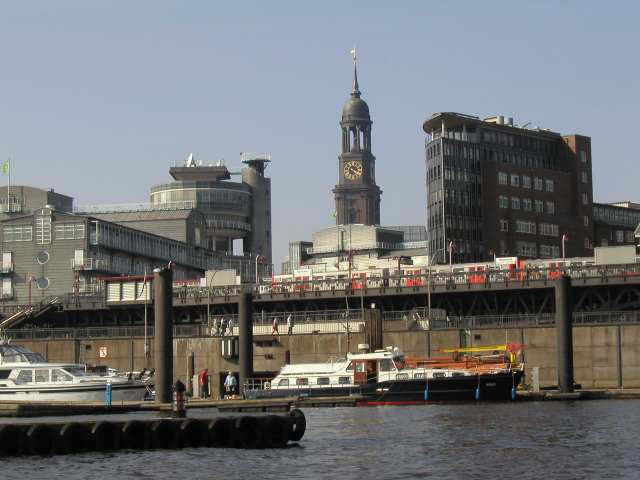Hier wieder ein Blick auf den Michel bei der Rundfahrt mit dem Boot.