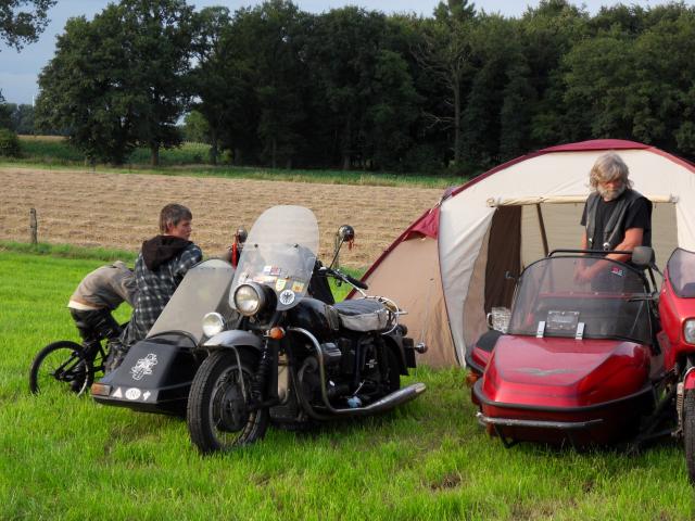 Karl hat sein Zelt auch schon aufgebaut.