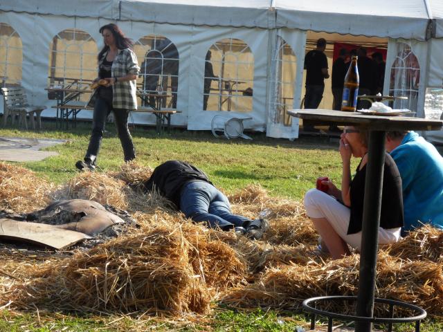 Und auch wer kein Zelt dabei hatte, fand noch einen Platz im Stroh unter den Sternen