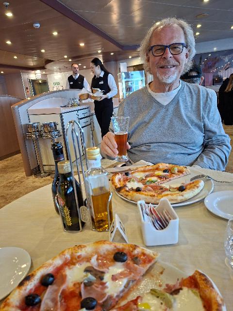 Beim Mittagessen im a la Carte Restaurant an Bord 