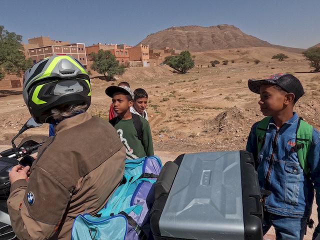 Sobald wir irgendwo stehen blieben, waren wir oft sofort von Kindern umringt.