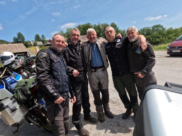 Begegnung mit ukrainischen Motorradfahrern in Vlkolínec