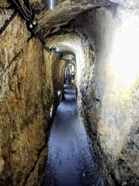 im historischen Ulmener Maarstollen: ein 120 Meter langer Tunnel, der den See mit dem nahegelegenen Jungfernweiher verbindet